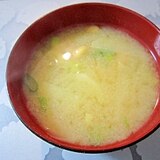 和朝食！大豆とじゃがいもと青ネギのお味噌汁
